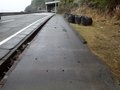 [道路]アスファルト 落石を気にしながら 雨の中歩き抜ける