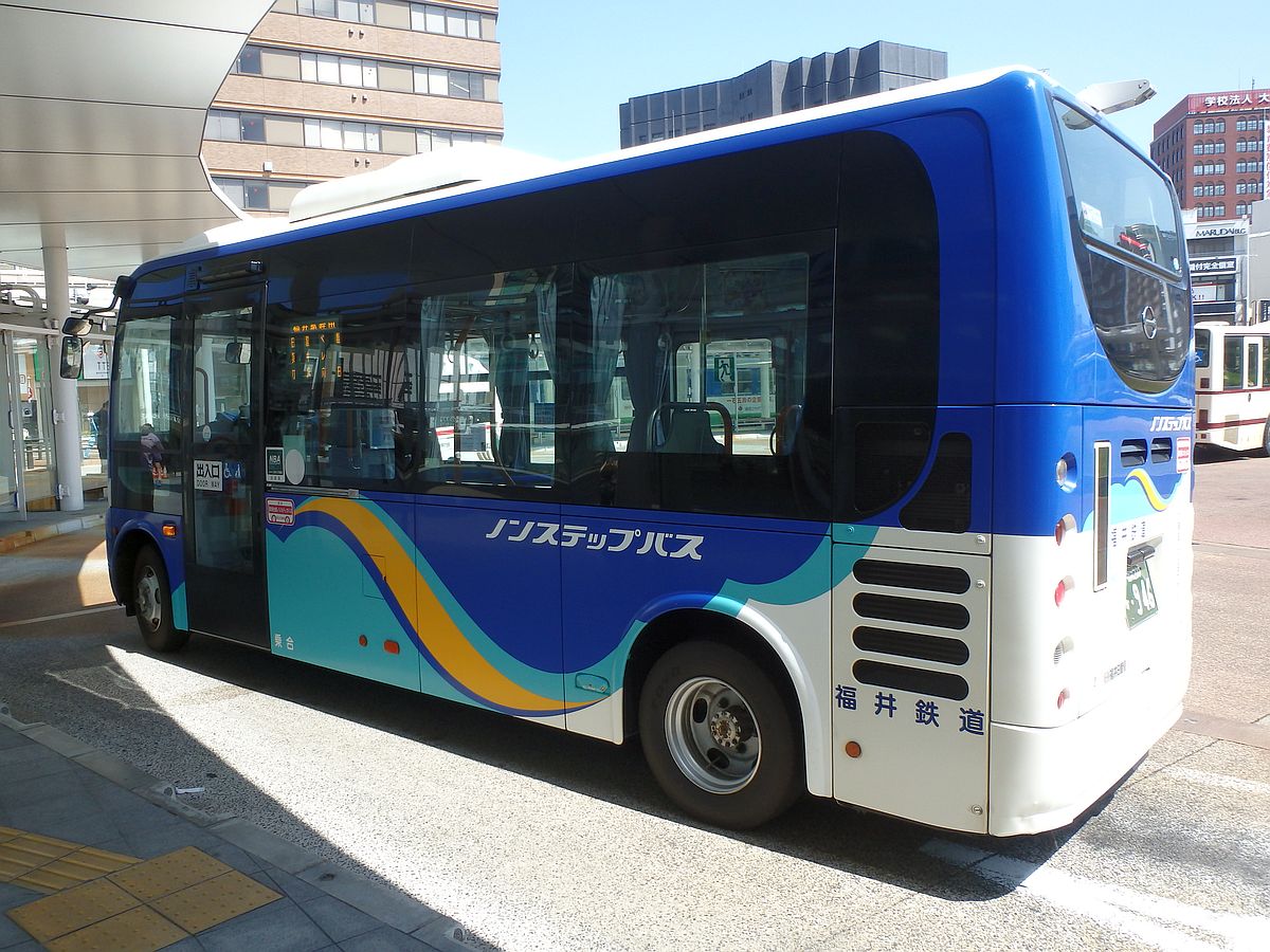 福井駅到着直後の福井鉄道バス 福井駅にて