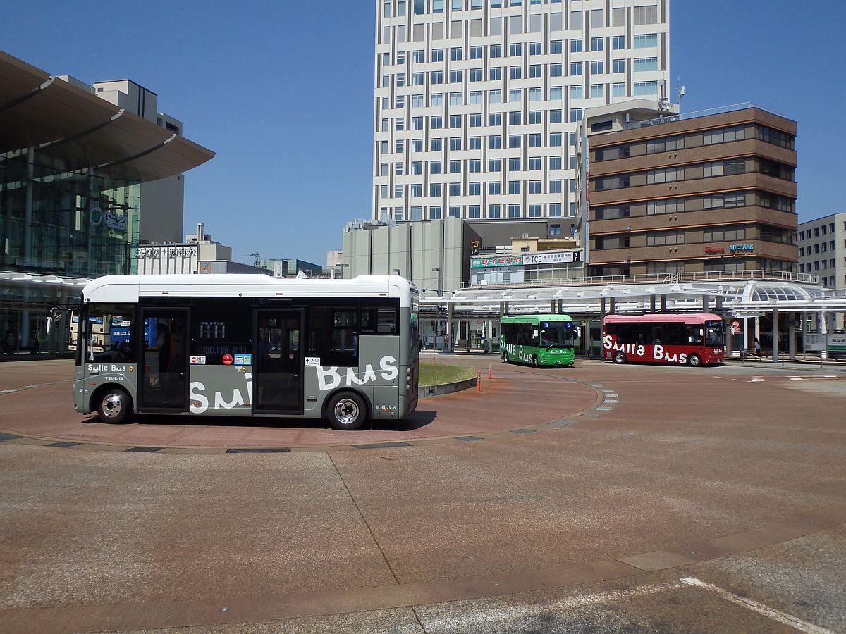 福井駅バスロータリーとすまいるバス すまいるバス3台(グレー、緑、赤)