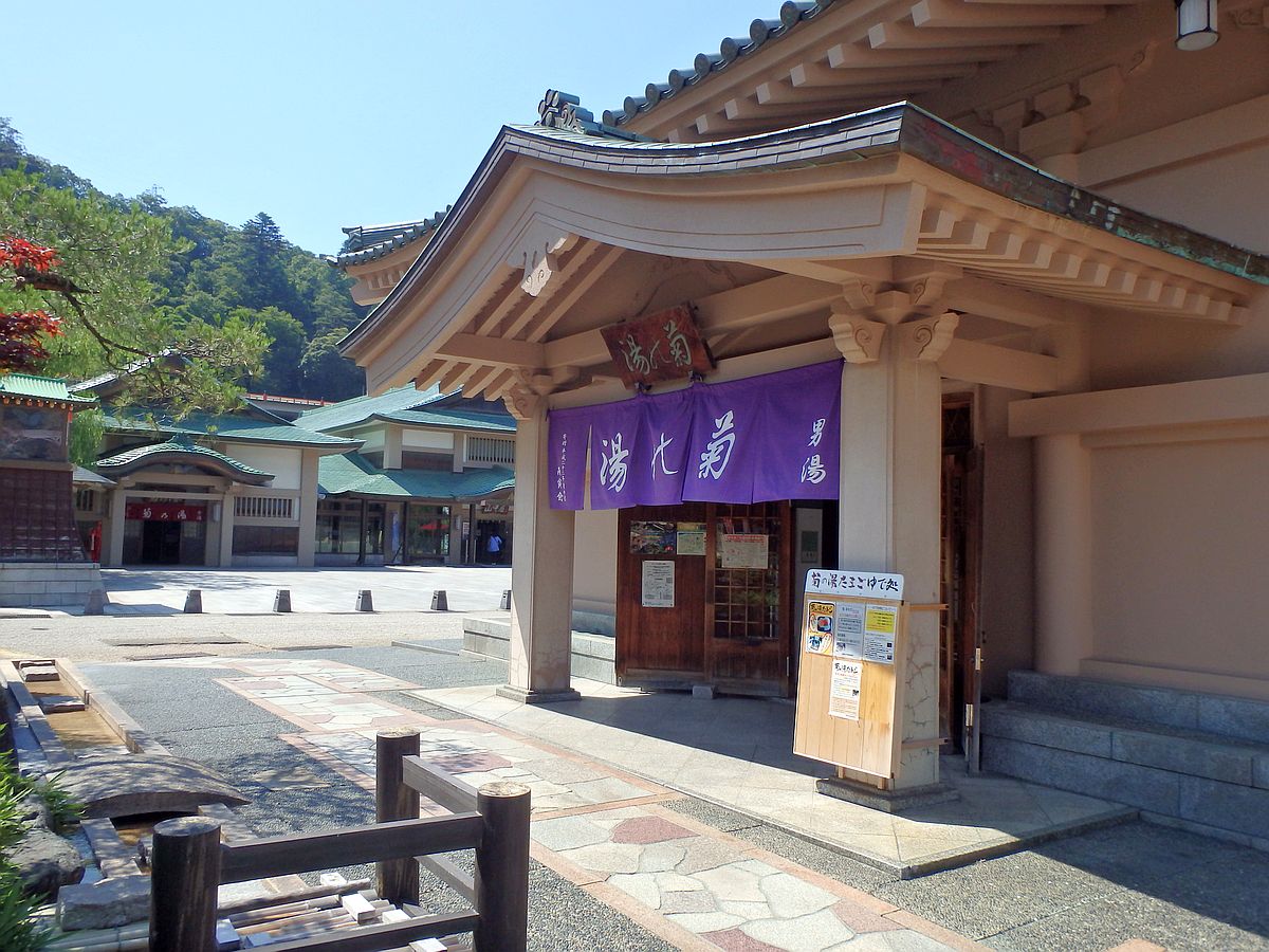 菊の湯（男湯）より菊の湯（女湯）と山中座を眺める