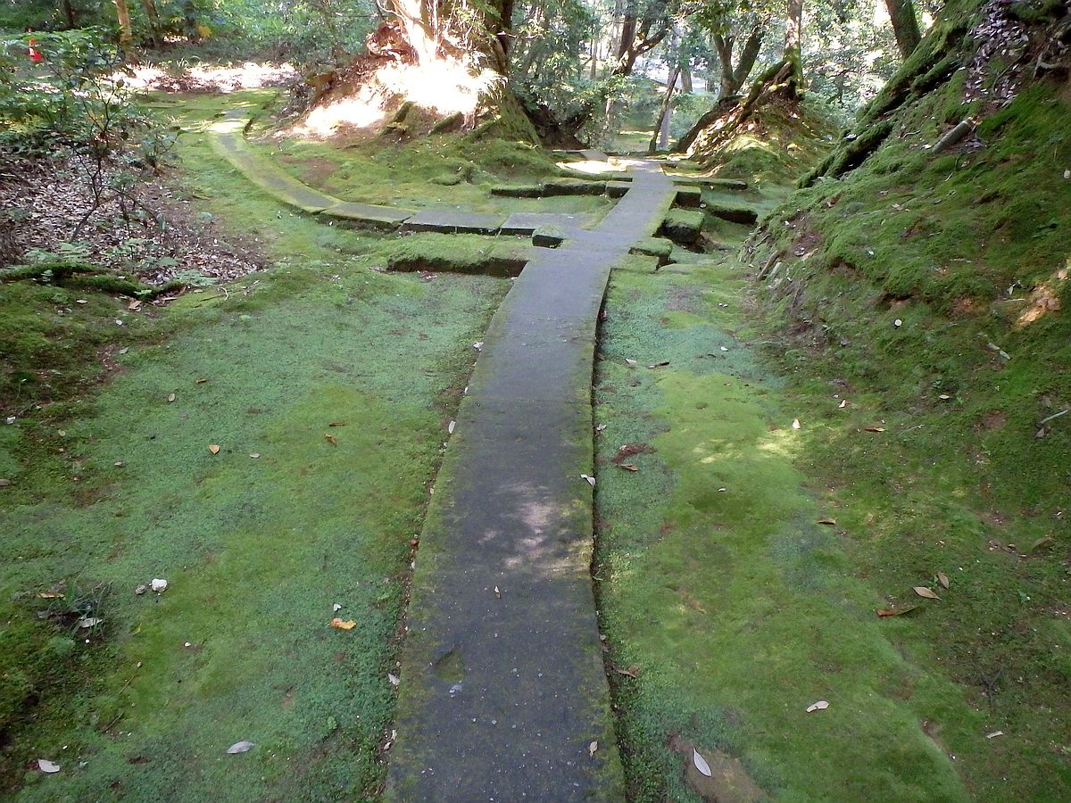苔むす歩道 那谷寺にて