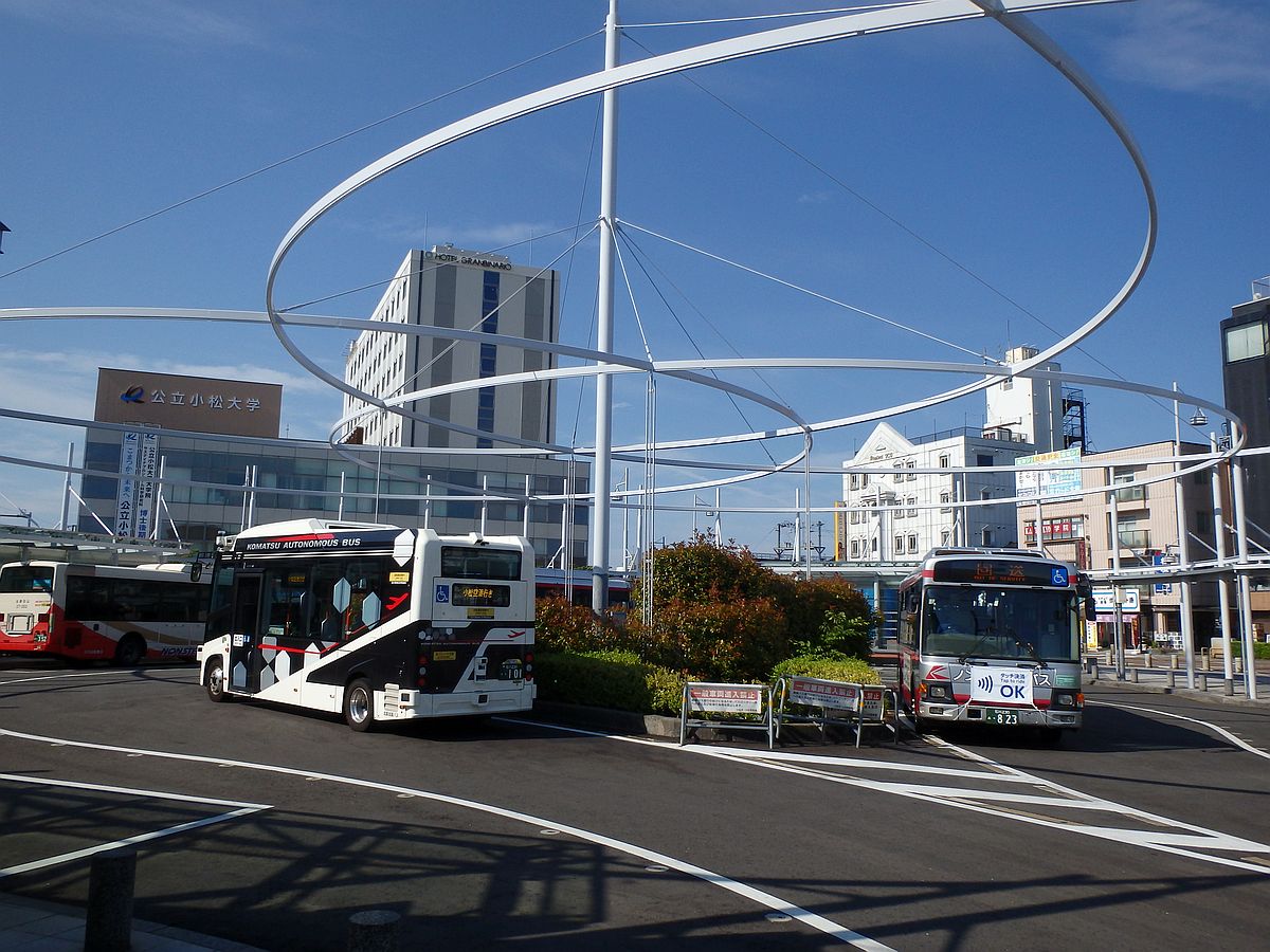 小松駅バスロータリー 小松空港とを往復する自動運転バスも停車していた