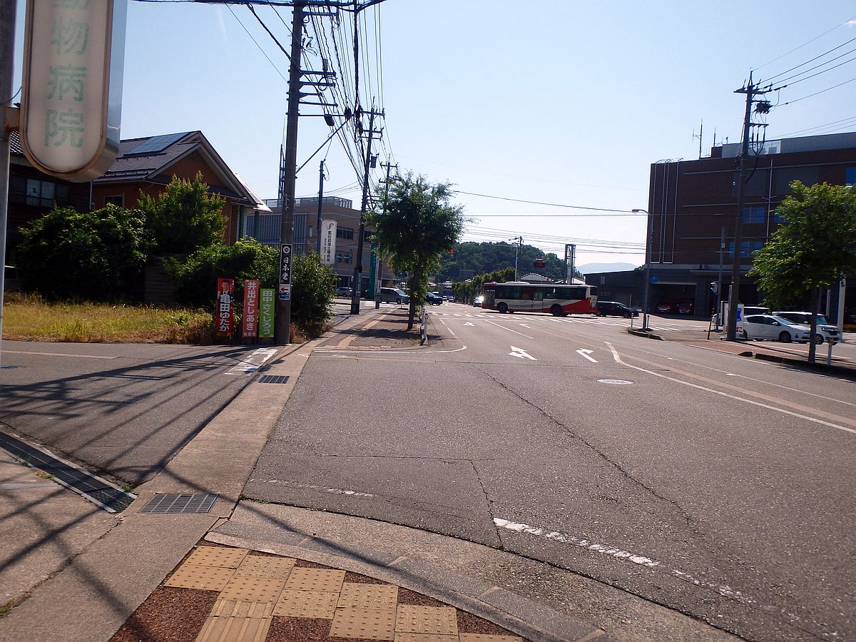 三道山交差点を通過する北鉄バス 三道山交差点西側より