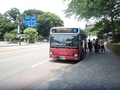 [路線バス][バス停]兼六園下・金沢城で停車中の城下まち金沢周遊バス