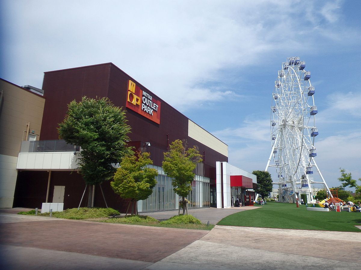 アウトレットの建物と観覧車