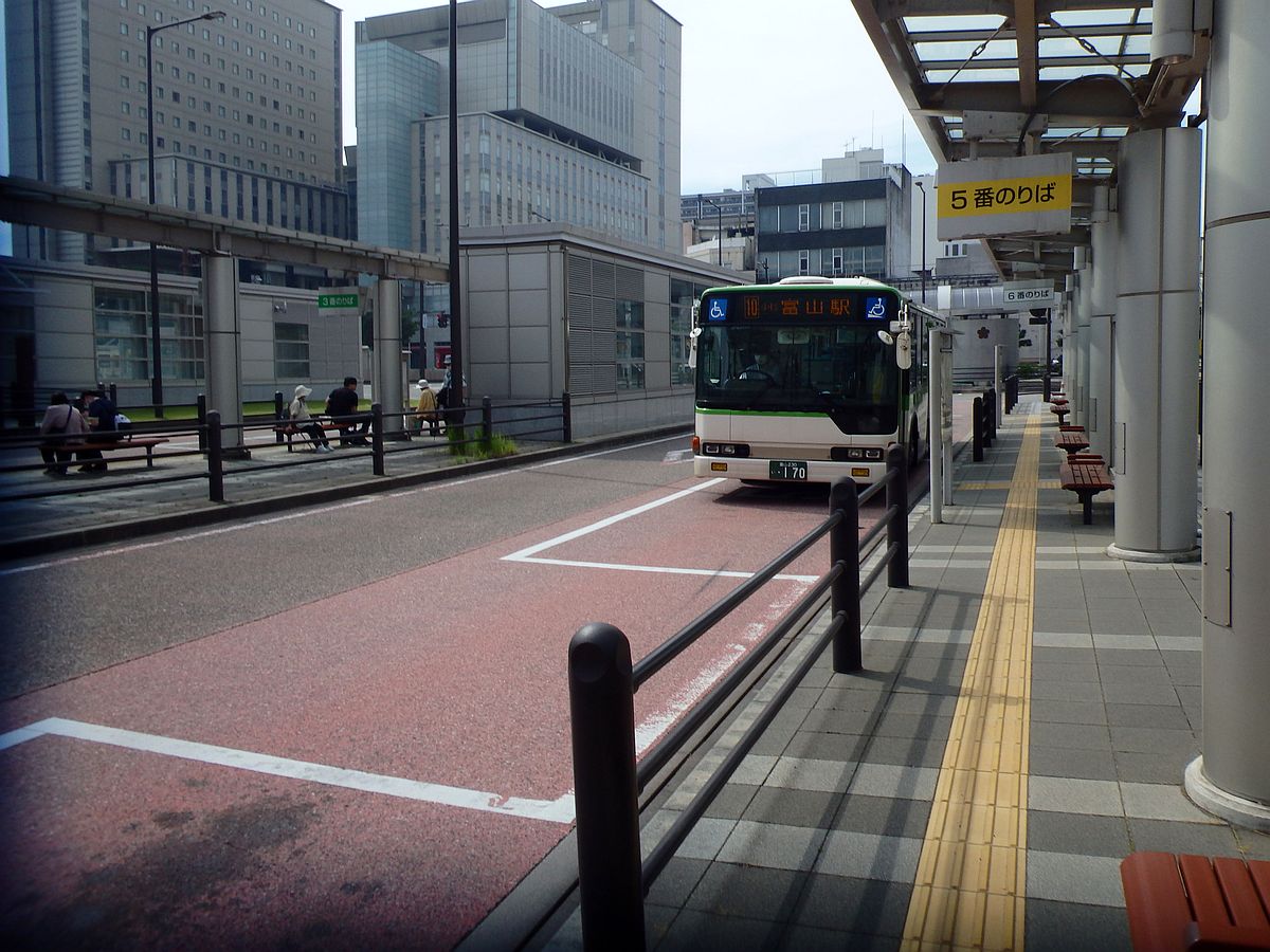 高岡駅前にて