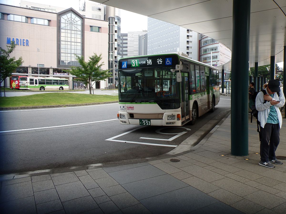富山駅前にて