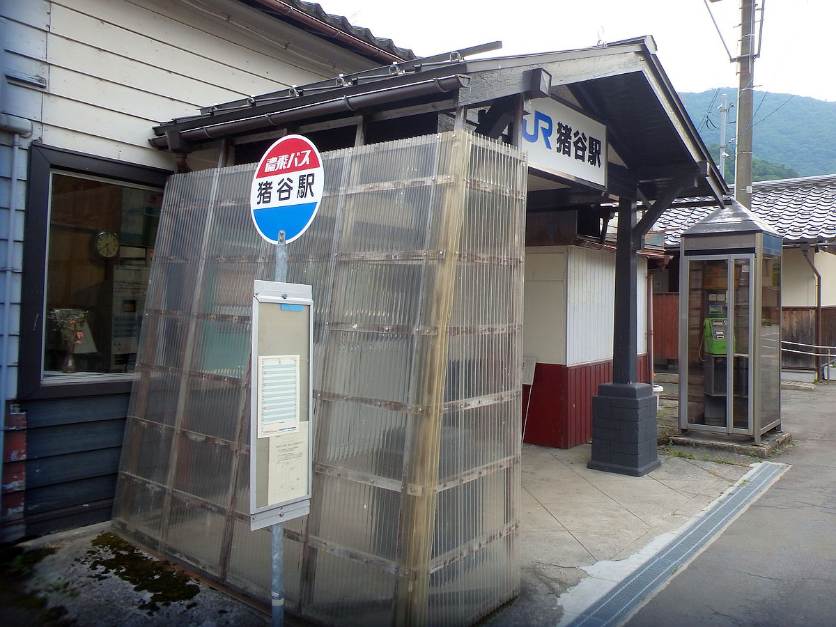 駅舎前に立つ濃飛バスのバス停