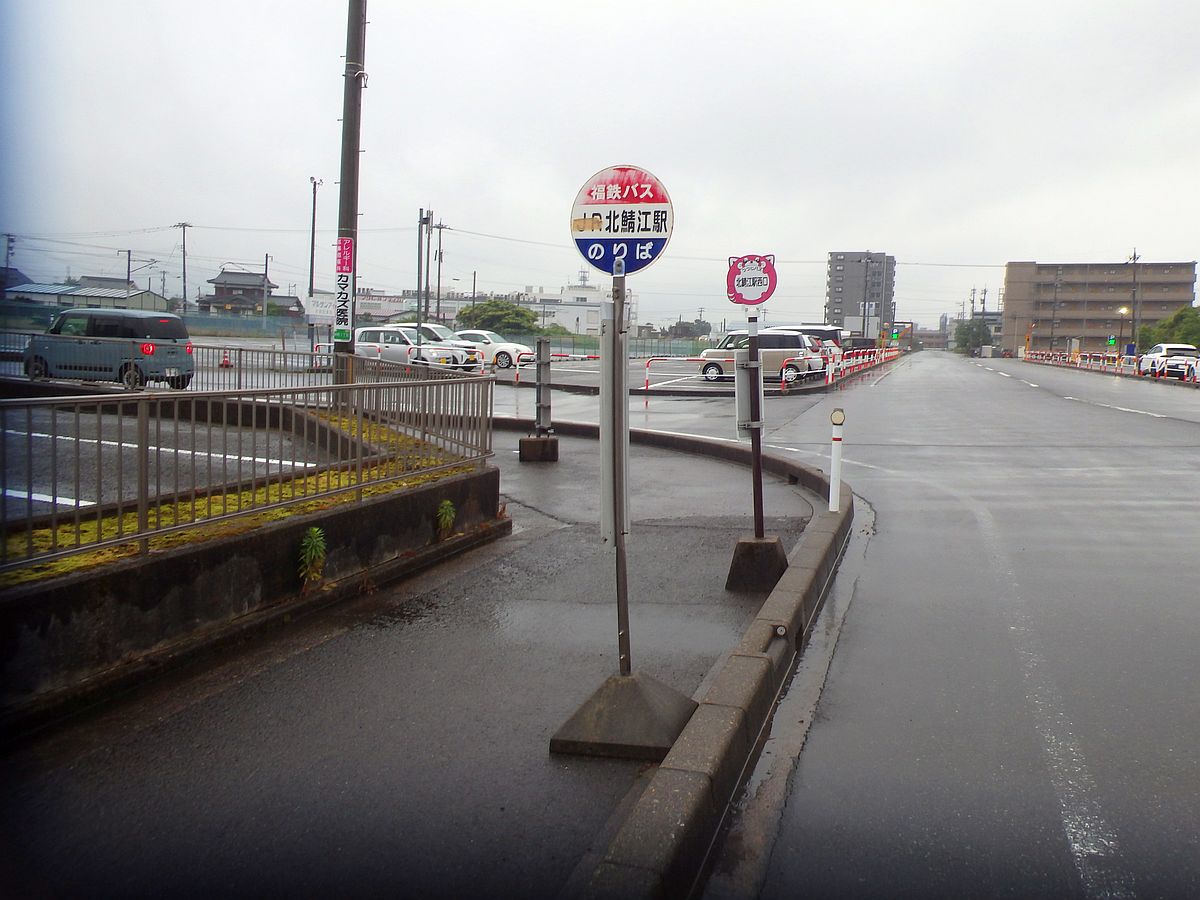 北鯖江駅バス停 福鉄バスと鯖江市のつつじバスのバス停が並んでいる。福鉄バスのバス停は、「JR」の部分がガムテープで消されていた。