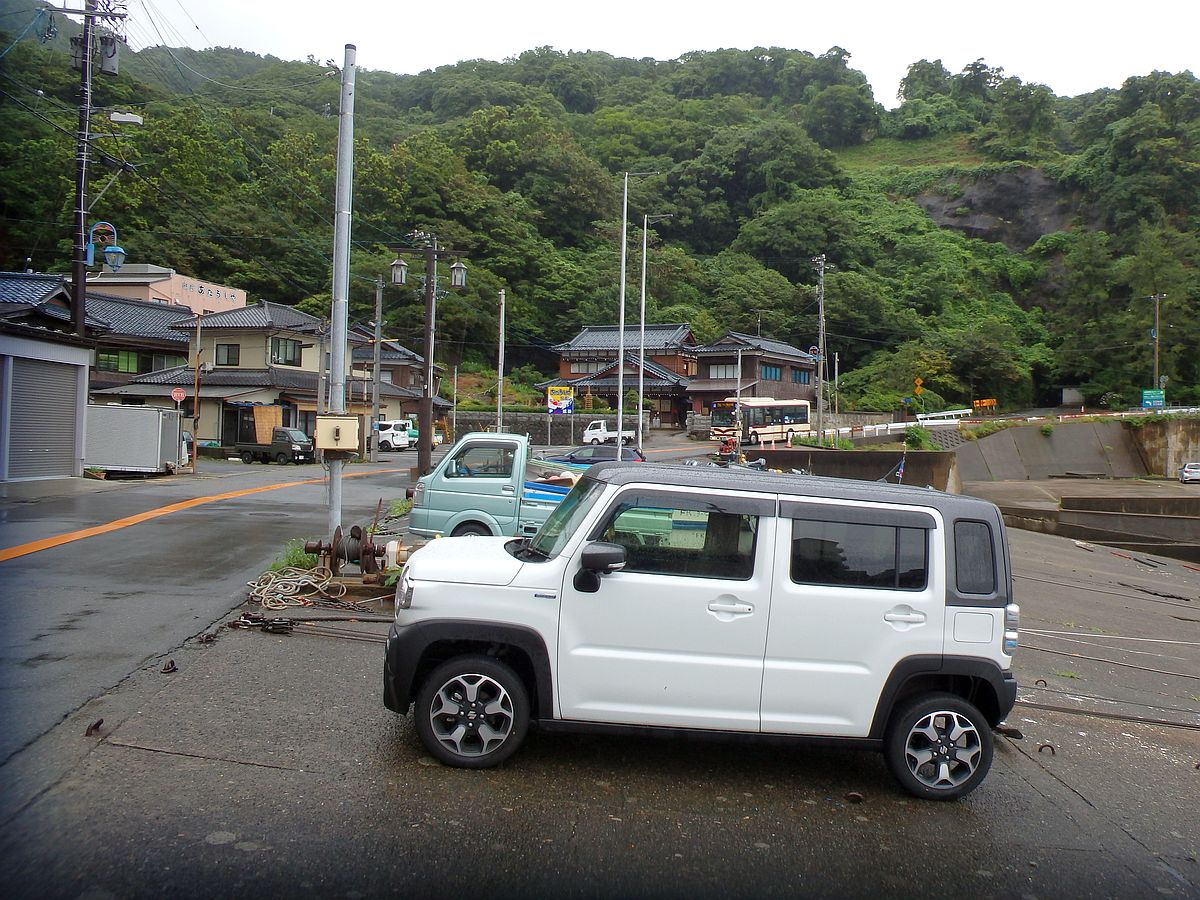 左右集落へ入ってきた京福バス