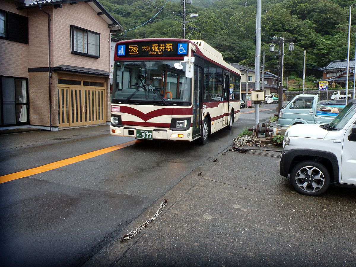 バス停付近に停車しようとする京福バス