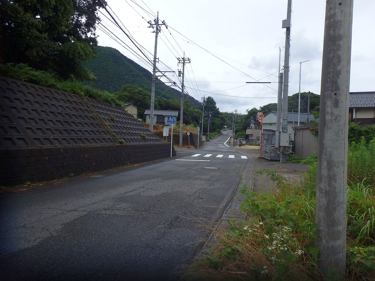和布堂ノ上バス停付近で待機するバス