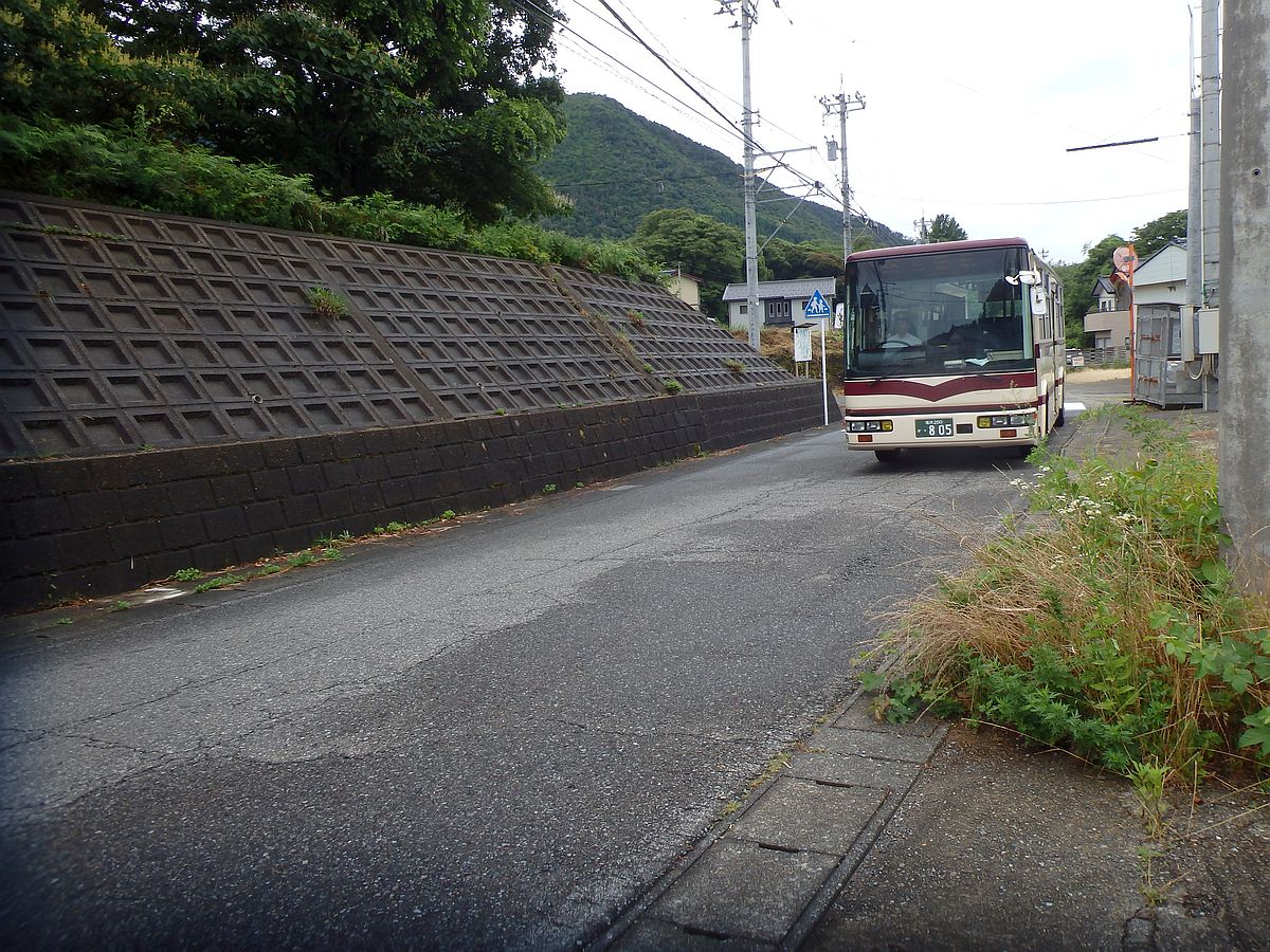 和布バス停に近づいてきた京福バス