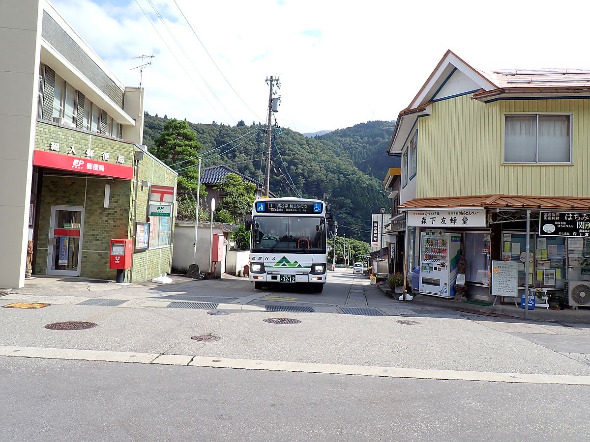 猪谷駅前にて