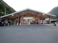 [バス停][駅]夕焼けを背にした新島々バスターミナル
