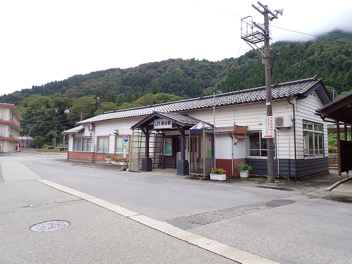 濃飛バス 猪谷駅バス停 猪谷駅バス停と猪谷駅