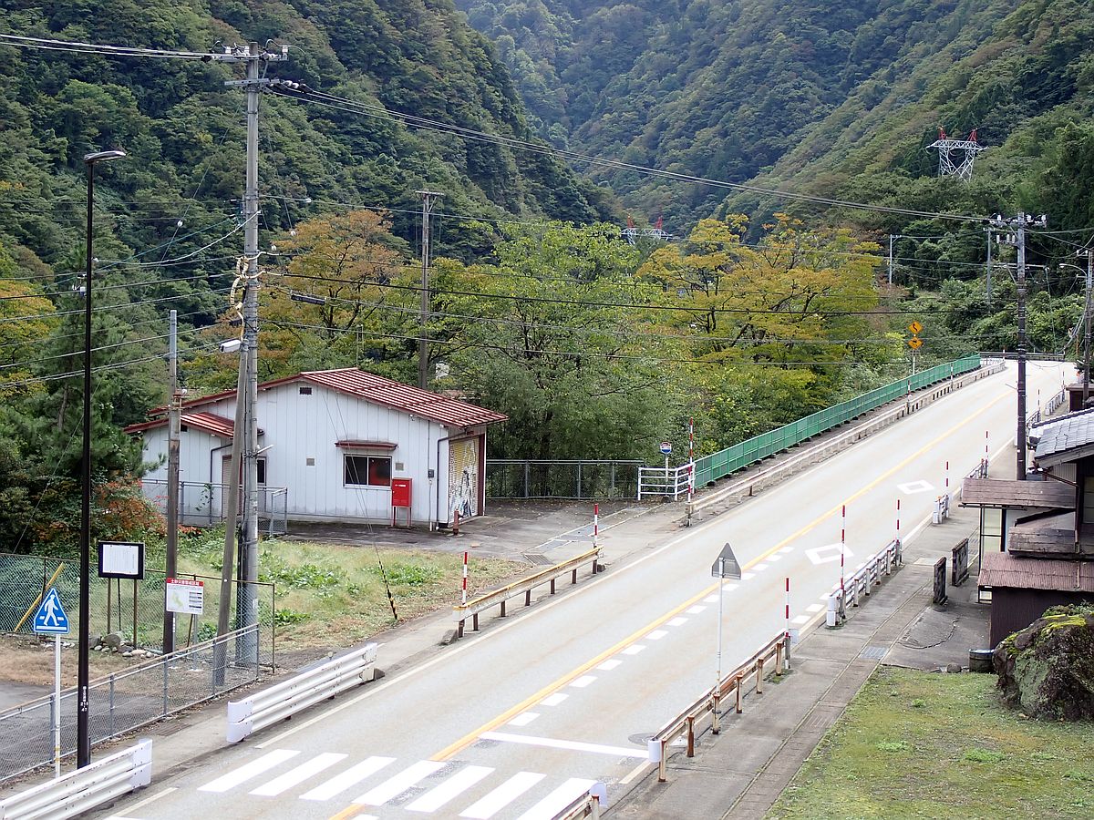 中山バス停と国道41号 中山バス停の手前に横断歩道がある