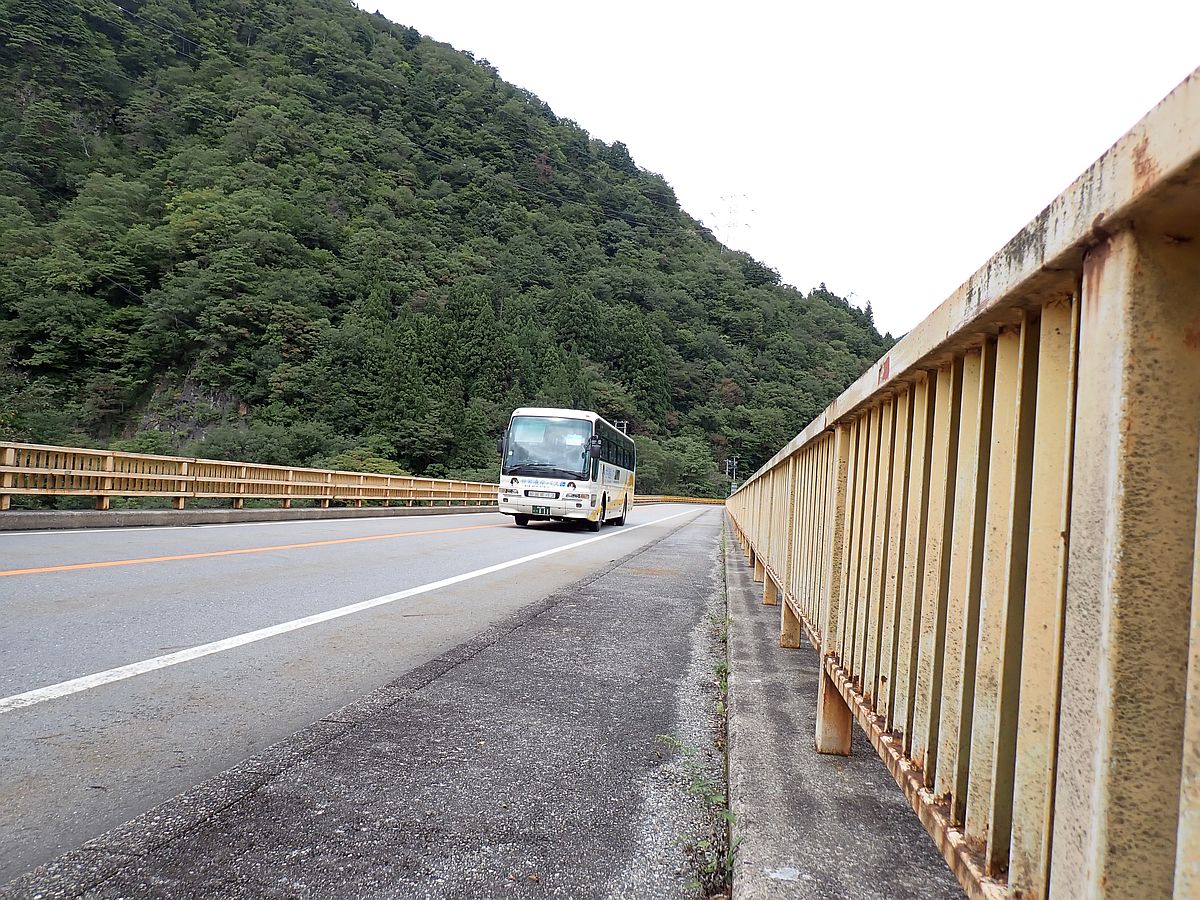 成出橋を渡る世界遺産バス 成出橋を渡る世界遺産バス