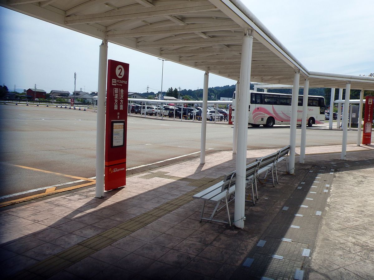 三井アウトレットパーク北陸小矢部バス停にて