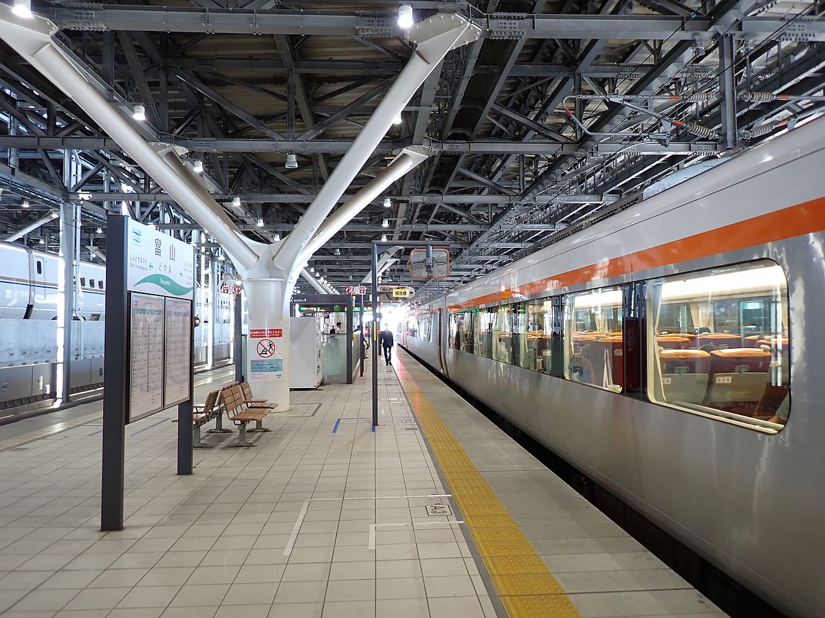 富山駅と特急ひだ