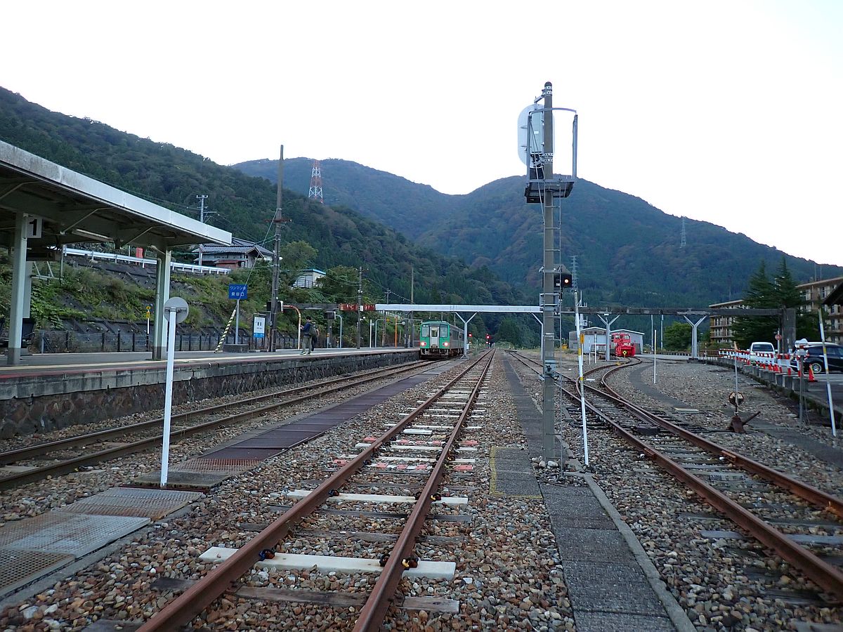 ホームの隅に停車する富山行普通列車