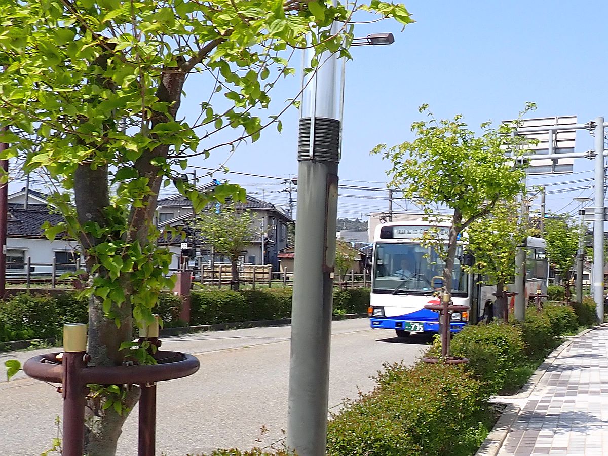 七尾駅前にて