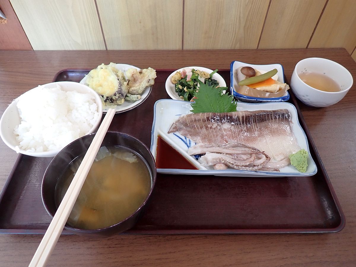 スルメイカ1杯の刺身と小鉢3品の定食