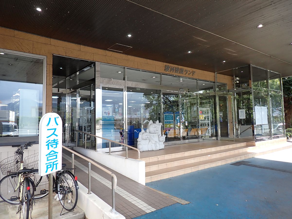 玄関先に「バス待合所」と書かれた札が立っている