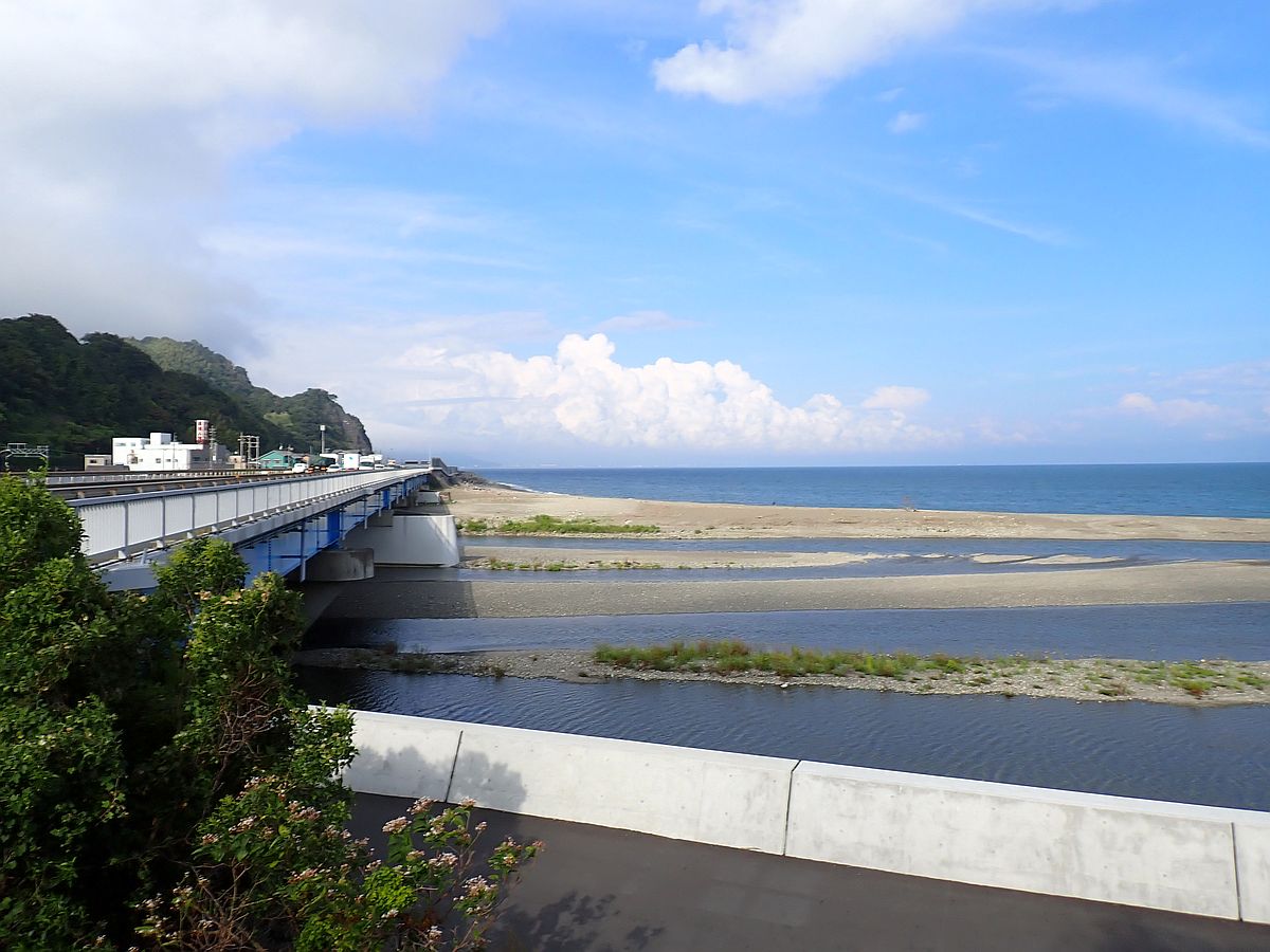 海側は快晴、山側は曇天