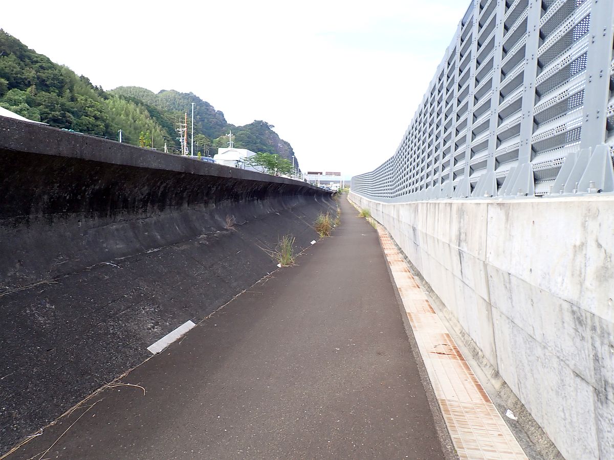 車道-旧防波堤-歩道-新防波堤という構造
