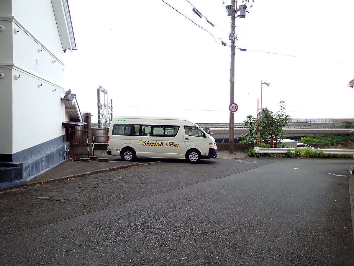 バックで空き地へ後退するゆいばす