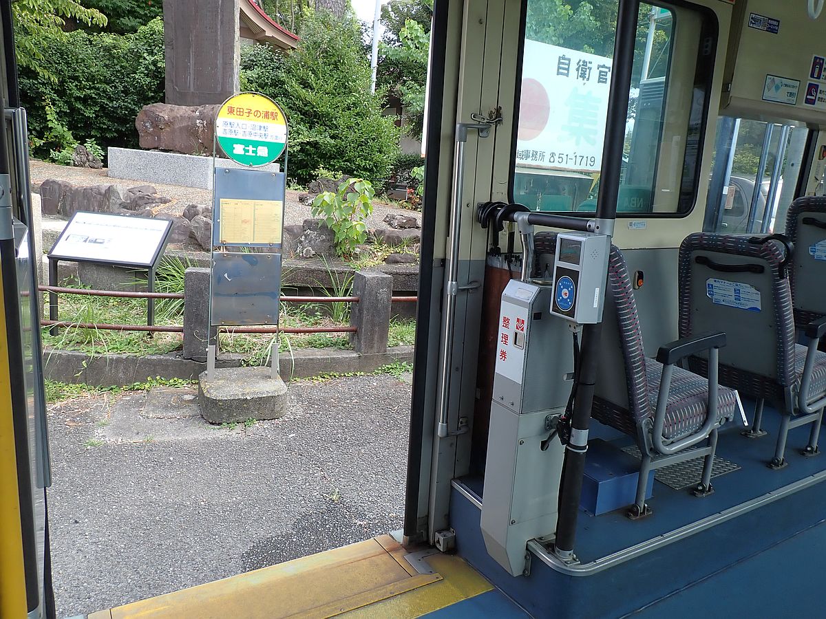 バス車内から見えるバス停には「東田子の浦駅」と書かれている
