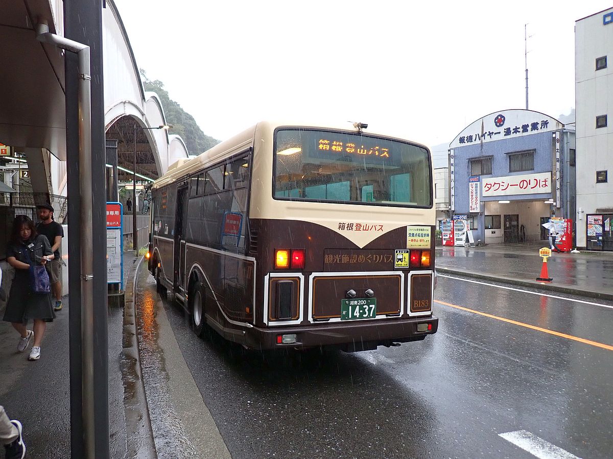 雨の中停車するバス