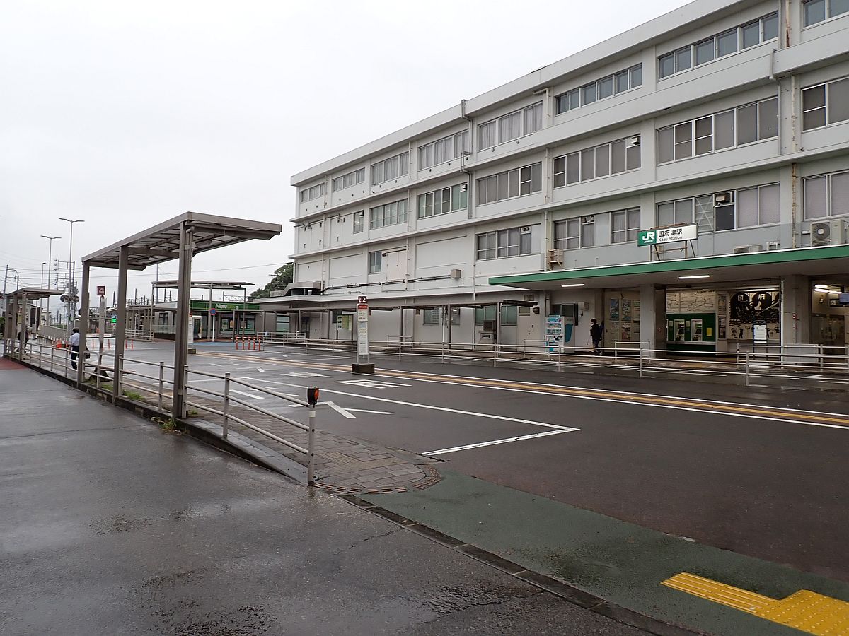 雨の国府津駅
