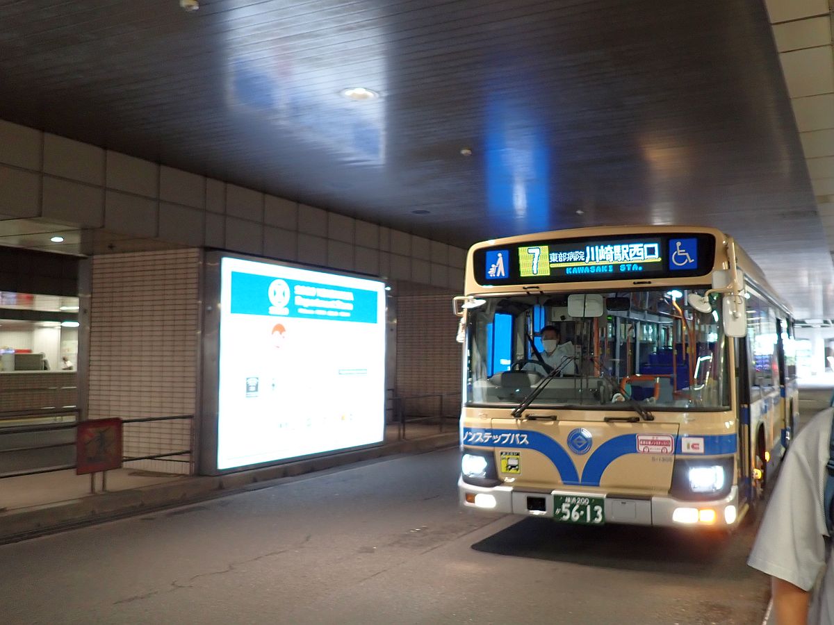 横浜駅前にて