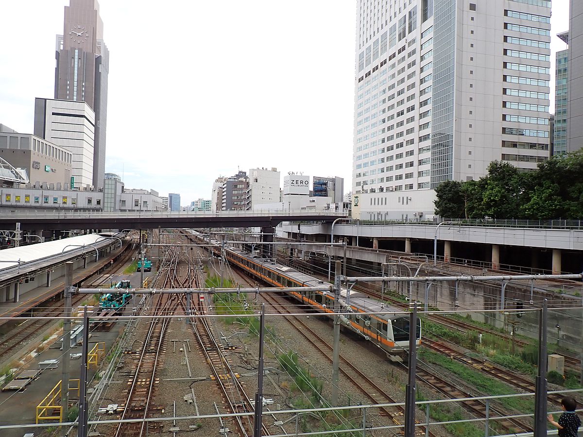 オレンジ色の電車が新宿駅へ入ってきた