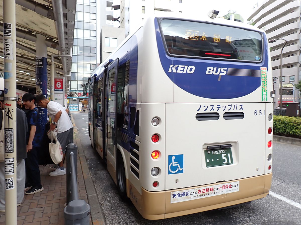 高円寺駅南口にて