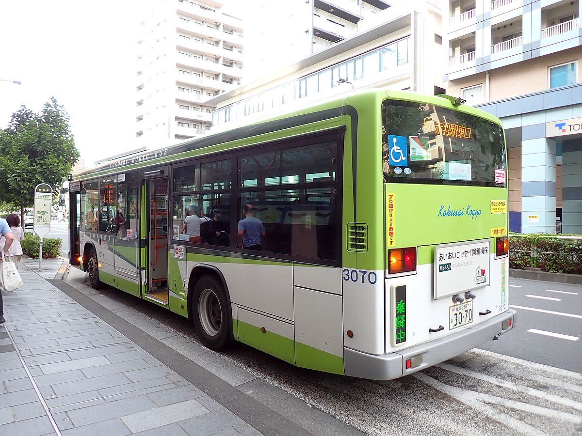 赤羽駅東口に到着した国際興業バス 赤羽駅東口にて