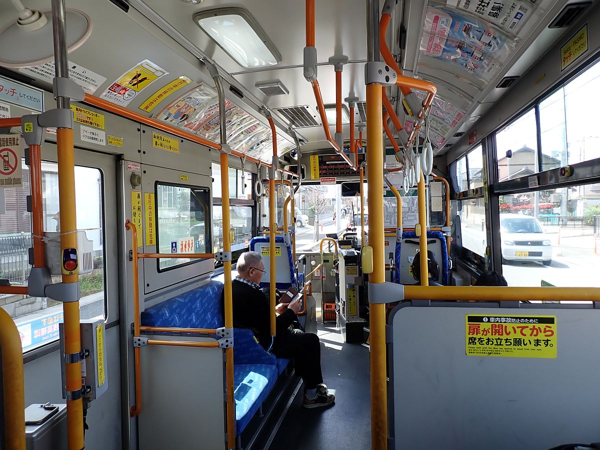 警告表示だらけのバス車内
