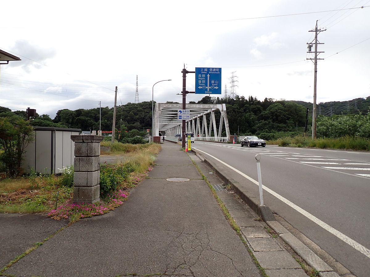 橋の向こうは長野市