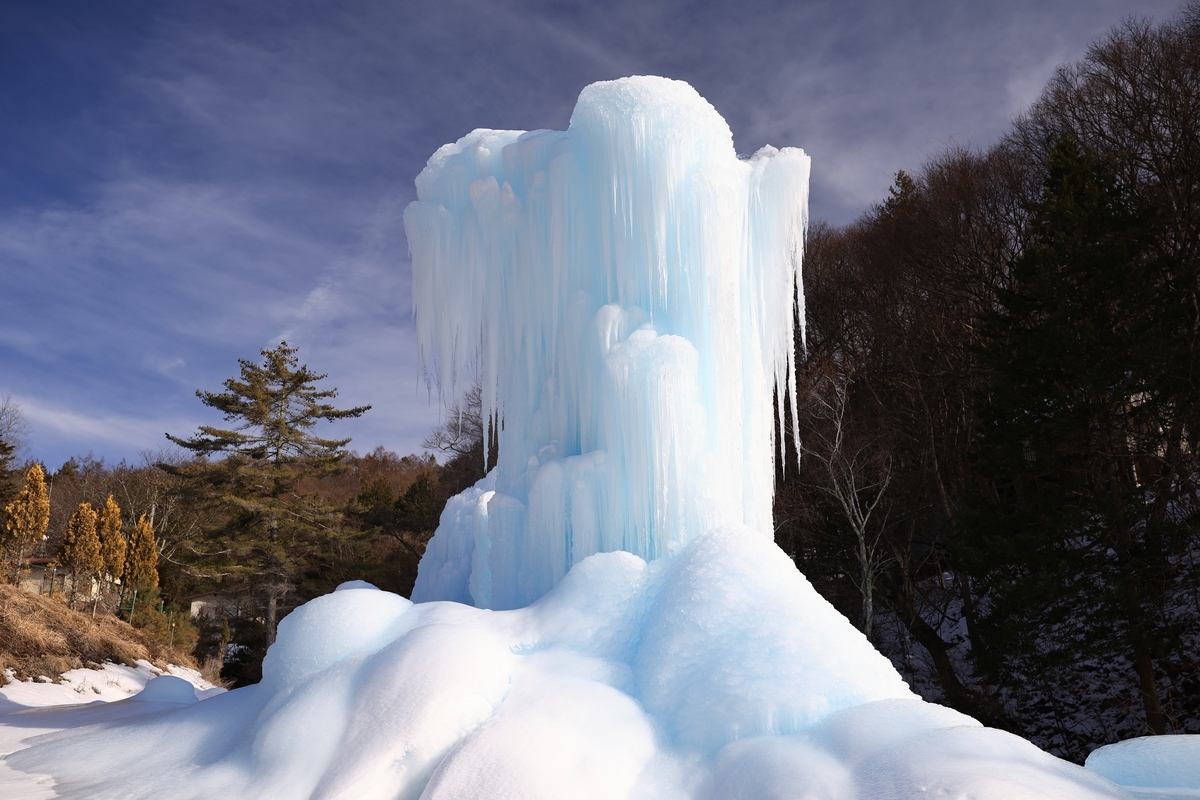 青い。蓼科・小斉の湯に現れた巨大氷柱 - 気になったので、撮ってみた。