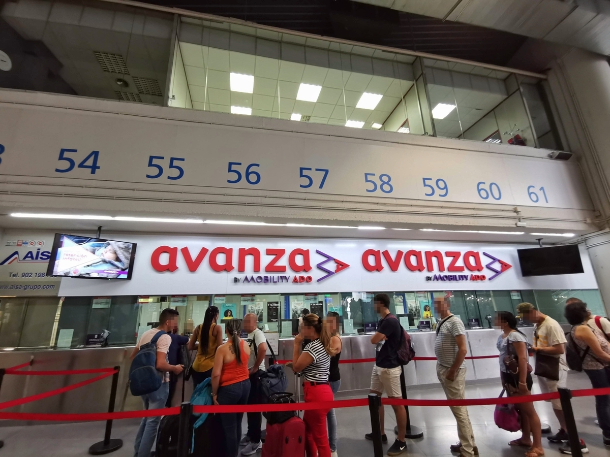アトーチャ～クエンカを結ぶavanza社のバスに乗ります。