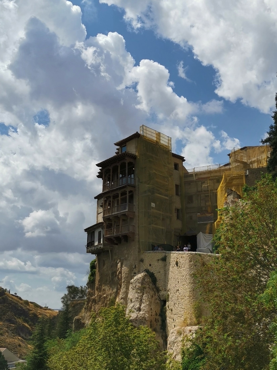 宙吊りの家（昼）