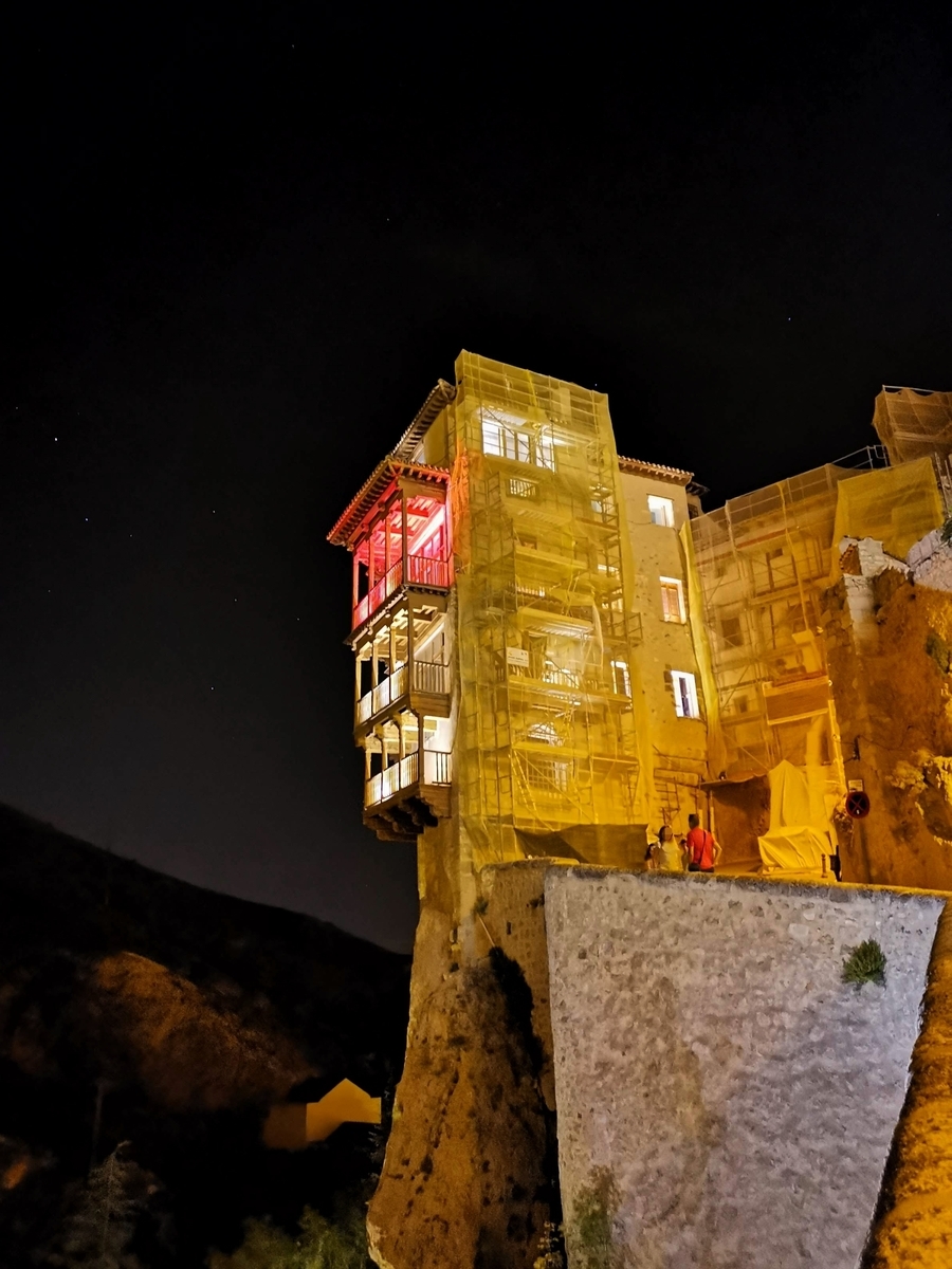 宙吊りの家（夜・赤バージョン）