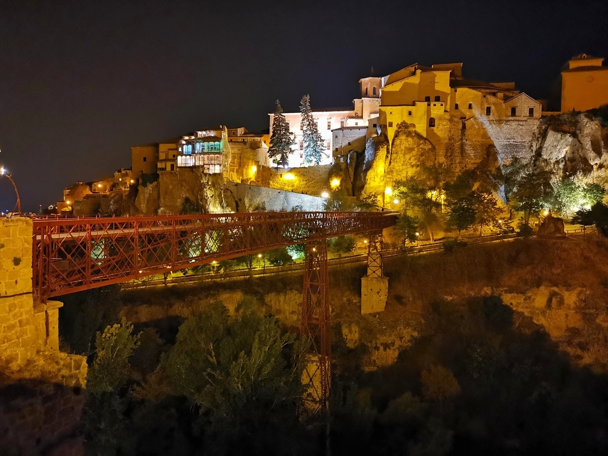 サン・パブロ橋と宙吊りの家（夜）