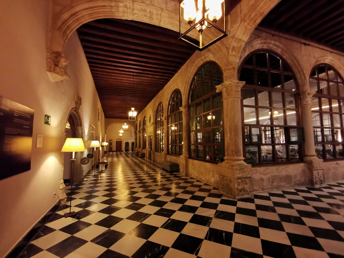 パラドールの回廊（夜）