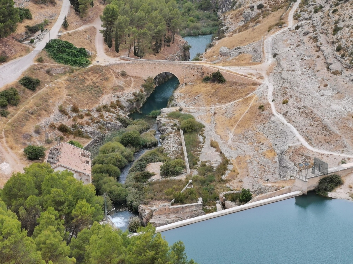 高台から見下ろしたダム周辺