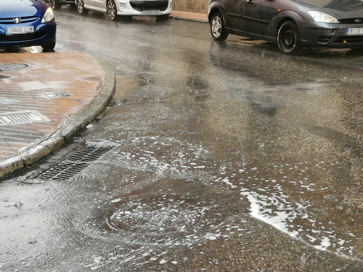 雨が降ると泡立つ道路