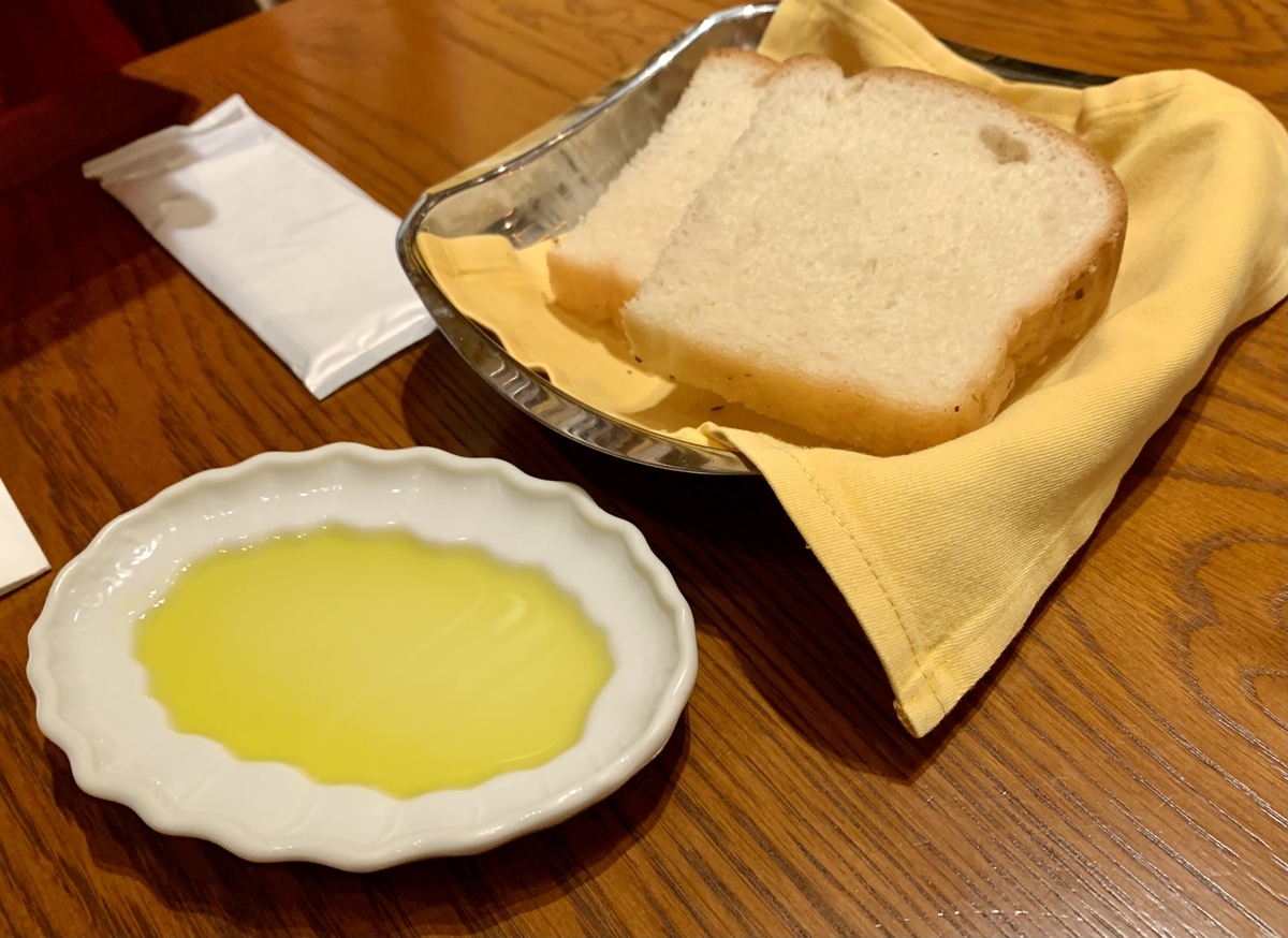 ヴィーニ エ サラーメ （VINI E SALAME）のパン