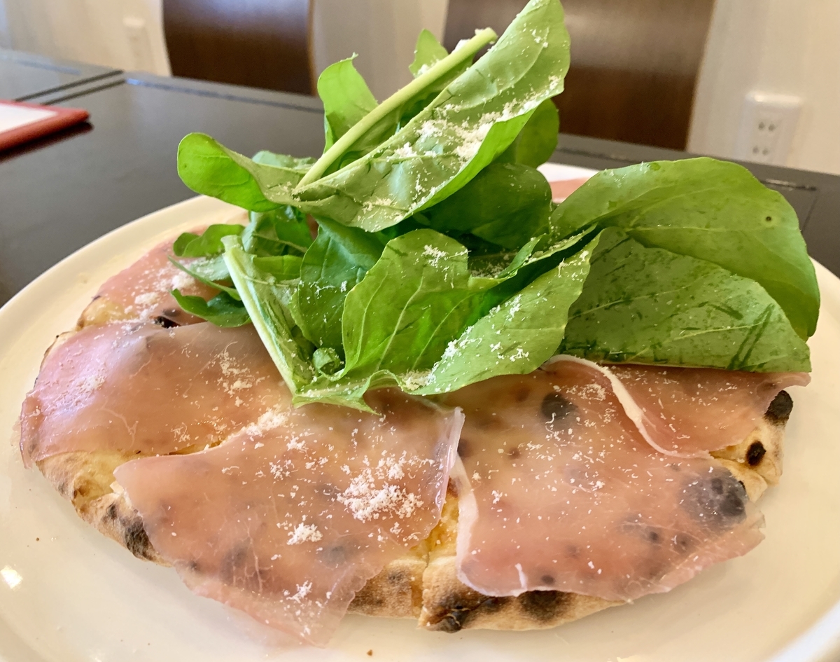 ハクサンピザ(HAKUSAN PIZZA) の生ハムとルッコラのピザ